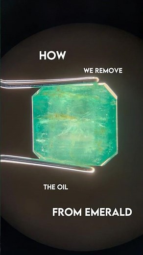 How to remove oil from an Emerald 🫧 #emerald #emeraldcare #cleaning #gemstone #jewelrycleaning