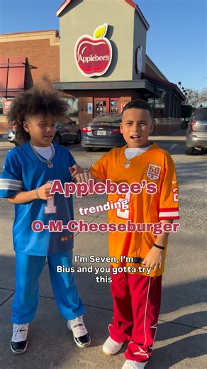 Tried the O-M-Cheeseburger from @applebees And yes, it lives up to the name 🙌🏽 #twinsofinstagram #dallaseats #foodies #twinbrothers | Swinney family