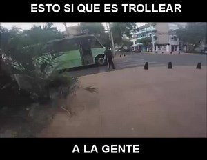 #VideosVirales ... ¡Pa' su mecha! Jajajajaja, estos chavos, si que se propusieron molestar a la gente. Click al VIDEO | Candela Apatzingán
