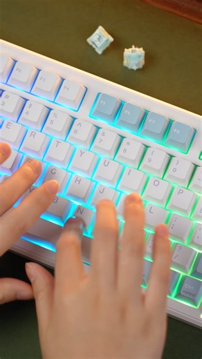 TH99 PRO – Power That Lasts! Equipped with a 10,000mAh battery, the TH99 PRO delivers 1000 hours of uninterrupted use when the backlight is off. Work, game, or create without limits! ⚡ Check Bio Link! #Epomaker #TH99Pro #MechanicalKeyboard #HallEffect #GamerSetup | Epomaker