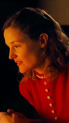 RocketGroot on Instagram: "Phantom Thread (2017) is a classy psychological romance where love doesn’t whisper sweet nothings—it tightens the corset and pulls hard. Set in 1950s London, the film follows Reynolds Woodcock (Daniel Day-Lewis), a genius fashion designer obsessed with control, routine, and perfection. Enter Alma (Vicky Krieps), a quiet waitress who becomes his muse, lover, and—surprise—his equal. Their relationship turns into a deliciously toxic dance of power: he dominates through ru