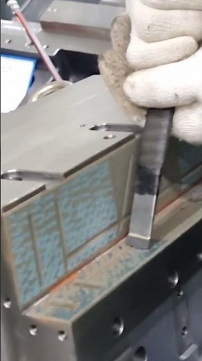 Hand scraping for all Smart Machine Tool NL series for the best machining accuracy.