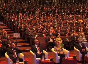 #ASEAN2015 Dalam ucapan perasmian Sidang Kemuncak ASEAN 2015, Pengerusinya, Perdana Menteri Datuk Seri Mohd Najib Tun Razak mengulangi penghargaan kepada jasa dan pengorbanan barisan pemimpin pelopor rantau ini yang mewujudkan pergerakan serantau ini. Dengan melontarkan beberapa soalan, Datuk Seri Najib percaya jika rantau ini tidak memiliki ASEAN, ia tidak akan berada di kedudukan yang dihormati seperti hari ini. ASEAN kini menikmati gabungan KDNK bernilai USD 2.6 trillion tahun lalu, peningkat