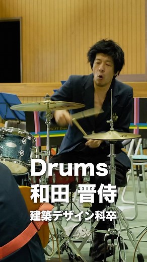 【公式】大阪府立工芸高等学校(全日制) on Instagram: "ONI(あふりらんぽ)さんを中心とした卒業生バンドのスペシャルステージが、本校 吹奏楽部の定期演奏会前に行われました。そのメンバー紹介です🥁🎸🎤 #oni #あふりらんぽ #工芸高校 #ビジュアルデザイン科#映像デザイン科#プロダクトデザイン科#インテリアデザイン科#建築デザイン科#美術科 #大正建築#赤レンガ#文の里 #デザイン#アート #美術 #工芸 #バウハウス #ワイマール工芸学校 #デザイン教育 #美術教育 #造形教育"