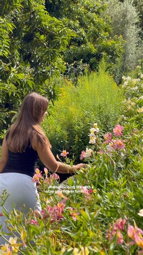 Romanticising life, one stay at a time 🌸 A stay at Tamborine Mountain Flower Farm is all about slowing down — waking up surrounded by blooms, breathing in the fresh mountain air and letting the day unfold at its own pace. Quiet, charming and effortlessly beautiful, it’s the kind of escape that makes the simple moments feel special. ✨ Get Up And Gold Coast Deal: Stay 3 nights in May or June and receive 50% off your third night. Call their team directly to book. 📍 Tamborine Flower Farm, Tamborin