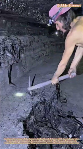 Extraction du charbon : exploitation manuelle à la pioche dans un tunnel souterrain