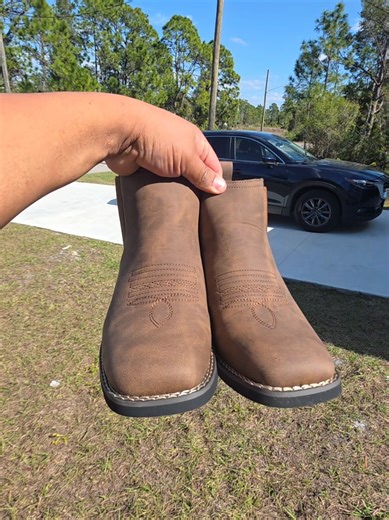 Botines Chelsea Vaqueros con Puntera Cuadrada y Bordado Retro SHISU Shoes . . . . Estos botines combinan el estilo clasico del oeste con la practicidad urbana. Me encanta la textura suave del cuero sintetico y el detalle del bordado en la puntera cuadrada. Son parte fundamental de mi rotacion de calzado porque el diseño slip on con paneles elasticos hace que sean muy rapidos de poner por la mañana. La suela de goma proporciona una pisada firme y el tacon bajo es ideal para usar durante todo el d