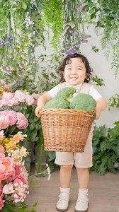 とあぴー🥦🍛 on Instagram: "3歳記念フォト🥦🤍 大好きなお花屋さんで お花に囲まれながらの撮影🥹💕 @yasacihana @florist.takahirohamaguchi @ycih_yuna 写真撮影は ニューボーンフォトから お世話になっている @twophotographer.photo 洋装はベージュで🤍🤎 和装はリバティ生地のお着物と被布🌷 とあぴーと一緒に生地屋さんで選んで 1から作ったよ🪡✨ よーく見ると花柄の中にいちごちゃんが🤭 4月13日の誕生花はいちごなの🍓 成長したとあぴーの写真を ステキなフォトグラファーさんと 大好きすぎるおふたりのお花屋さんで 撮ることができて幸せすぎた🫶🏻 ご協力してくださりありがとうございました🥹💗 #とあぴー #とあぴー🥦🍛 #3歳