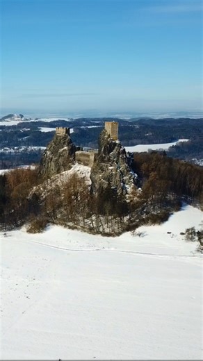 🇨🇿 twin castle ruin - Trosky Castle in winter by drone