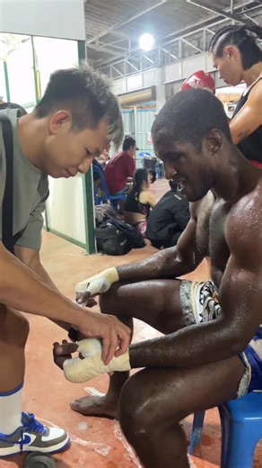 Getting hit in a fight hurts… but removing hand wraps and ripping off the tape? That’s next-level pain 😂 ขึ้นชกมวยว่าเจ็บแล้ว… แต่ตอนถอดผ้าพันมือ โดนเทปกาวถอนขนนี่เจ็บกว่าอีก 😂 #MuayThaiLife #FighterProblems #RealPain | HONGTHONG MUAYTHAI GYM