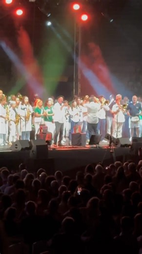 Joan de Nadau a entamé son concert aux arènes de Bayonne par la plus célèbre de ses chansons, l’Encantada #occitanie #arenes #NADAU #bayonne #paysbasque #encantada Partie 6 | Mike Bresson