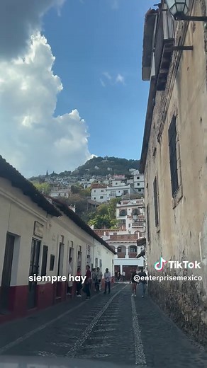 ¿Planeando un road trip? Estas 3 cosas no pueden faltar en tu viaje en carretera. Guárdalo antes de salir y renta con Enterprise Rent-A-Car para disfrutar el camino desde el primer kilómetro. Aquí para ayudarte #aquiparaayudarte #rentadeautos #amorpropio #mesdelamor #roadtrip