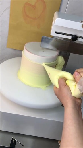 A great cake decorating machine for beginners#cake #cakedecorating #cakecantik#cupcake#cakeassembly