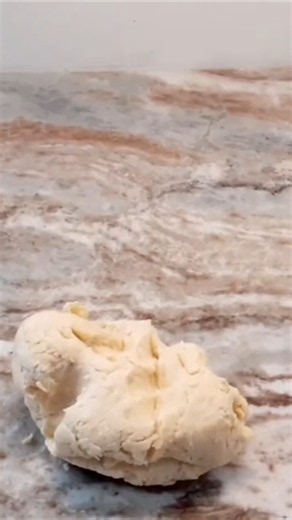 Rested dough vs rushed dough (the difference is shocking) #baking #piehacks #bakingtips