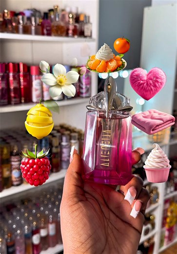 Alien Pulp by @Mugler🩷😍 I keep lifting my wrist like “okay but one more time” 😩🤲🏾 She smells like confidence in heels… pretty, polished, fresh out the shower but still bold enough to turn heads when you walk past. That opening?! The raspberry and lemon hit you with this juicy little sparkle 🍋🍓 slightly fruity but not childish at all. It melts into this soft sweet powdery vibe that feels clean, feminine, and expensive. Then the musk and cashmere wood wrap around everything so smoothly… coz