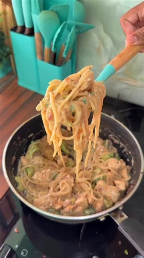 KEIZZE KARIANE || CENOURINHA🧡 on Instagram: "🍽 Macarrão com Frango e Brócolis Ingredientes (2 porções): • 200 g de filé de frango cortado em cubos • 120 g de macarrão cozido • 100 g de brócolis • 1 cebola pequena picadinha • 1 pimenta de cheiro picadinha • Temperos: páprica, tempero baiano, pimenta-do-reino e sal a gosto Molho: • 1 xícara e ½ de leite desnatado • 1 colher de sopa de amido de milho (maizena) • Um pouco do caldo do cozimento do frango • 1 colher de requeijão light 