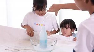 泡が飛び出す!?不思議な噴水の作り方としくみ✨ . 身近にあるもので簡単おもしろ実験！今回は泡が飛び出す科学の実験をしました！ . 【材料(ペットボトル500ml目安表記)】 ・水 200ml ・食器用洗剤 大さじ3〜4杯 ・重曹 40〜50g ・酢 適量 . 材料を揃えたら誰でも安全で簡単に出来るので、皆さんも是非作って遊んでみてください！ . 〈もくじ〉 0:00 オープニング 0:18 実験 0:40 作り方としくみ 1:26 遊んでみた 1:38 今回のポイント 1:57 エンディング | 保育士バンク！コミュニティ