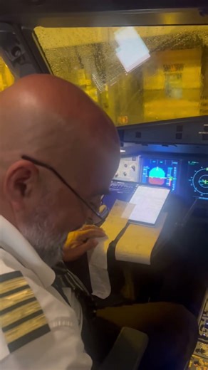 Cockpit view 😍 #cockpit #pilotlife #crew #aviation #fouryou #pilot #airport #work #beauty #airport