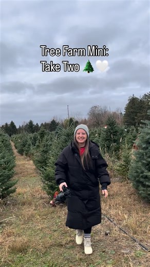 15 minute session in :10 lets go! For all my mini sessions I start with your “Holiday Card Photo” of everyone looking and smiling (not shown here). Then roll into standing prompted family poses. Then seated family poses. One your kid(s) are warmed up I’ll try and do individual images of each kiddo. And end with some of just mom dad. On average my mini session galleries end up being at minimum 50 images because - overshooting 😂 but also because your favorite images are not my favorite images so 