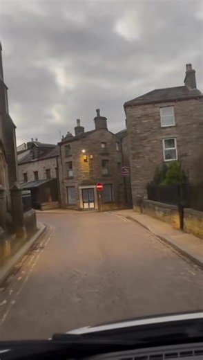 Hawes at dusk tonight. Quiet / serene. November, January & February 'something to look forward to' breaks at Heart of Hawes Holiday Cottage, in Upper Wensleydale, Yorkshire Dales National Park. Heart of Hawes Holiday Cottage (⭐️⭐️⭐️⭐️⭐️ Top 1% rated by Airbnb) is perfect for winter breaks or working away from home. • LOCATION - We’re in quiet spot with great views but very much in the heart of Hawes. 🍺 🍷 Nearest pub is 30 seconds walk and all the amenities of Hawes are within 2-3 minutes walk.