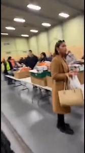 😢📦 “Je suis une michto.” Dans une distribution alimentaire… et là elle craque Gymnase, file d’attente, visages fatigués… elle lâche un coup de gueule émouvant sur ceux qui “prennent aux pauvres”. Fiction/satire générée par IA pour sensibiliser à la précarité. #michto #pauvreté #solidarité #satire #societe | Sté Renard