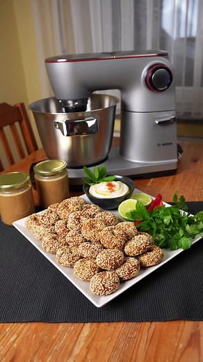 [Werbung] Heute machen wir mit der OptiMUM Küchenmaschine von @BoschHomeDE leckere Falafeln und eine Tahini-Joghurt-Soße 😋 Seit einigen Jahren ist die Bosch OptiMUM meine Küchenmaschine für alles. Ihr 1500 Watt starker Motor schafft nicht nur den festesten Teig zu verarbeiten, sondern kann auch in Kombination mit den optionalen Zubehörteilen und Sets seine Stärke zeigen. Hier etwa mit dem VeggieLove Plus Set, mit dem wir die superleckeren Falafeln gemacht haben! 😍 Das Tahini habe ich mit dem M