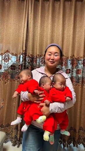 A Courageous Mother Raising Her Children🫂