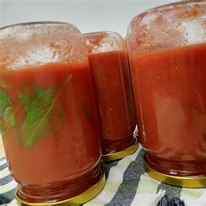 Profitez des saveurs estivales tout au long de l’année grâce aux conserves de sauce tomate maison ‼️Simple, économique et délicieuse😋 Quel bonheur d’ouvrir une conserve de tomate du jardin pour agrémenter nos pâtes🍝😍 Et en plus, franchement, n'ont ils pas belle allure ces bocaux? 😁 | Recette express et inratable