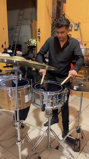 Es “El Toro Viejo” y jalese con la banda mi compa 🥁🍻 #edsontarolero #edsontarola #percusiones #julionalvarez #bandacarnaval #bandaenvivo