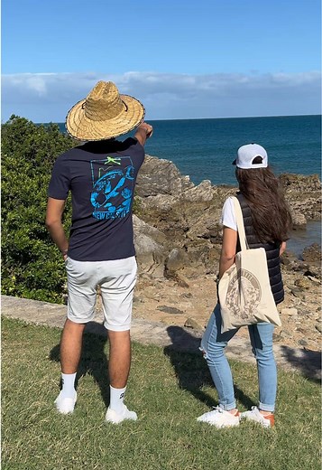 La marque 100% calédonienne qui mixe style, identité et lifestyle du Caillou ☀️ Des vêtements pensés chez nous, pour chez nous ! Tu connais ? Tu portes déjà ? Dis-le nous en commentaire 🤭 #LesMarquesCalédoniennes #nouvellecaledonie #newcal #NCS #newcalstyle