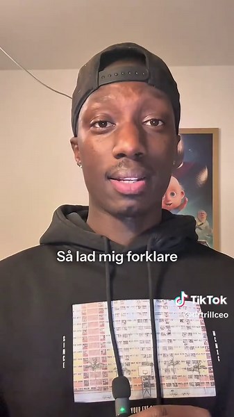 Hvad betyder de farvede prikker på din telefon?🤔 99% af folk ved ikke, hvad de røde, grønne og orange prikker på deres telefon betyder. Den orange prik betyder, at en app bruger din mikrofon. Det kan være en tredjepartsapp. Den grønne prik betyder, at en app bruger dit kamera og også mikrofonen. Den røde prik betyder, at din skærm bliver optaget lige nu. Hvis det her var nyttigt, så følg mig og del videoen med alle dem du kender Følg mig for flere tips!🤓