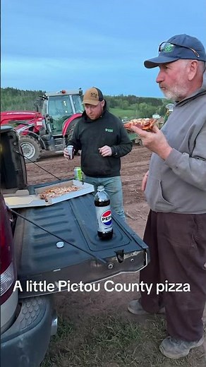 Today on the farm pizza in the field #farming #farmlife #pizza #fieldmeal