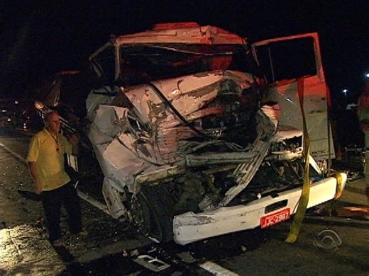 BR-101 tem dois acidentes graves e uma pessoa morre