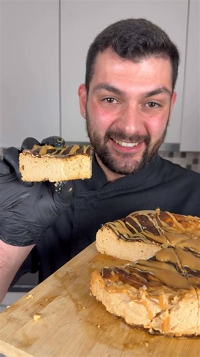 Μιχάλης Πουρίκης on Instagram: "Με μόνο 4 ΥΛΙΚΑ φτιάχνεις το πιο άπαικτο καραμελωμένο cheesecake φούρνου 🤜🤛 #γλυκά #ελλαδα #basquecheesecake #cheesecake #καραμέλα"