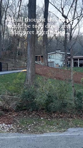 The new owners of the long-time Forest Hills home of the Everly Brothers’ mother fell in love with its midcentury-ness and have beautifully restored it! #nashville #nashvillerealestate #nashvillemusic | Nashville Musical History Tour