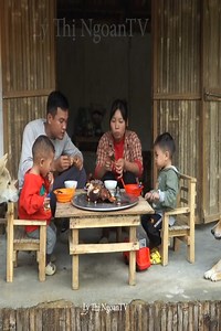 Ngoan and Tu had a family dinner together, which included roast duck and sticky rice. | Delicious Cooking
