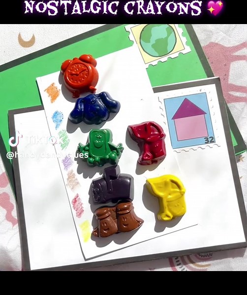 Currently enjoying coloring pages with my Boues Clues crayons 🖍️💖#bluesclues #nostalgia #handydandynotebook #art #artist