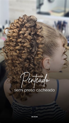 Alessa Távora | MAQUIADORA E PENTEADISTA on Instagram: "Peguei minha priminha de 7 anos pra ser minha modelo 😂♥️ na verdade, ela sempre quis fazer um penteado, então realizei a vontade dela. Não ficou tão perfeito como eu gostaria, mas não deu tempo d'ela lavar o cabelo. Mas ela amou o dia de princesa 😍 #penteado #semipreso #cacheado #babyliss #penteadista"