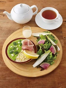 今日から新年度が始まっている方も多いのではないでしょうか？そんなフレッシュな気持ちにぴったりなメニューがティールームで展開中です。 . 野菜と果物を使った、目にも鮮やかなメニューは、新しい季節の喜びをより感じられそうです！ ぜひ、春のティールームでお楽しみください。 . ブランドサイトでもご紹介中！▼ https://www.afternoon-tea.net/article/seasonal-menu/spring0330/ | Afternoon Tea