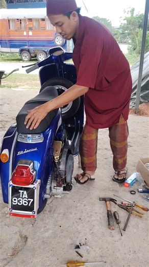 ALi Setan on Instagram: "Mesin tua Biasa mesin tua ada masalah coil Kali ni masalah bukan hanya pada System system coil dan cam roto Pada magnet, Kerosakan kali ini lebih kepada System pembakaran dimana Crankshaft enjin mengalami Masalah kebocoran oilseal Sambungan kita akan cuba Buka seluruh enjin untuk baiki Semua sekali. Untuk setiap Masalah kerosakan lazim Stay tune #vespakejam"