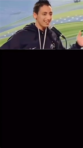 sanket on Instagram: "日本は、🎭 💯 人々の「一歩一歩」を電力に変える革新的な技術を導入しています。 それが「圧電タイル（ピエゾエレクトリック・タイル）」です。 このタイルは、歩行者が踏むたびに生じる圧力と振動のエネルギーを吸収し、 その機械的な力を電気エネルギーに変換します。 内部に埋め込まれた圧電素子がわずかに変形することで、 微小な電流が発生します。 一歩一歩は小さな電力ですが、何百万もの歩行が重なれば、 LEDライト、デジタルディスプレイ、センサーなどを動かす 十分な電力が生み出されるのです。 東京・渋谷駅のような人通りの多い場所では、 1日に約240万歩がこのシステムに貢献しています。 この電力は蓄電または即時利用が可能で、 従来の電力供給への依存を減らし、 持続可能な都市インフラの発展を支えています。 日常の「歩く」という行為が、 未来の再生可能エネルギーを生み出す力に変わっているのです。⚡ #日本 #圧電タイル #ピエゾエレクトリック #歩行発電 #渋谷駅 再生可能エネルギー スマートシティ テクノロジー 革新 環境保護 未来への一歩 モチベーシ