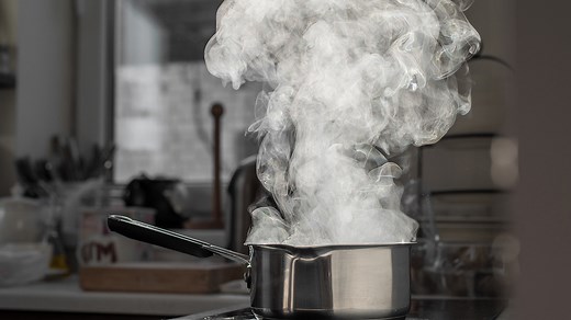 Comment nettoyer une casserole brûlée ? 7 astuces de grand-mère