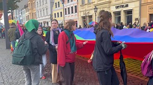 CSD in Cottbus: Hunderte zelebrieren Vielfalt – Polizei verhindert Störungen Cottbus, 25. Oktober 2025 – Unter dem Motto „Vereint in Frieden und Vielfalt“ haben am Samstag in Cottbus mehrere hundert Menschen am Christopher Street Day (CSD) teilgenommen. Mit bunten Regenbogenfahnen, tanzender Menge und deutlichen Botschaften für Gleichberechtigung zog der Demonstrationszug durch die Innenstadt. ￼ Solidarität mit starker Resonanz Christian Müller, Sprecher des CSD Cottbus, zeigte sich beeindruckt: