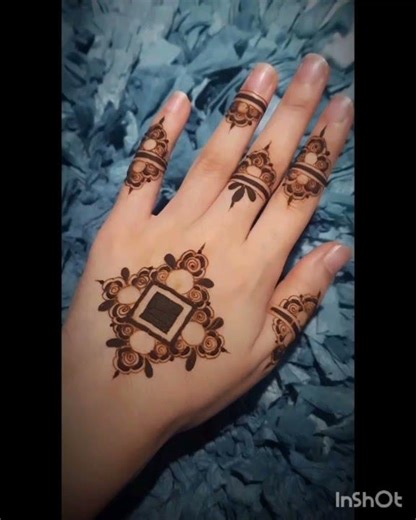 square tikki mehndi design