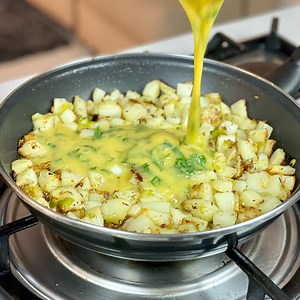 75K views · 1.5K reactions | De simples ingrédients pour un diner facile, rapide et économique 凜 Ingrédients : 3 pommes de terre 1 poireau 8 œufs Persil Tranches de charcuterie Tranches de fromage 5 gousses d’ail Huile d’olive Sel, poivre, oignon en poudre, herbes de Provence | Deli Cuisine | Facebook