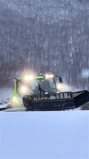 Groomer laps from last week❄️ The crew has been putting in the work behind the scenes, get ready for prime conditions this Presidents Week! #mycranmore #skiing #riding #pistenbully