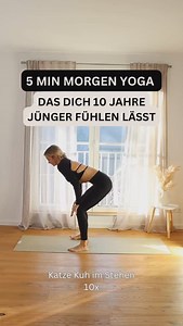 814K views · 3.7K reactions | Starte deinen Tag voller Energie und entspannt mit dieser 5 Min Yoga Sequenz: 1️⃣ Katze, Kuh im stehen 2️⃣ Wirbelsäule Rotation aus dem Stand 3️⃣ Seitneigung im Schneidersitz 4️⃣ 4 Füssler Hüftkreisen 5️⃣ herabschauender Hund - Beine abwechselnd beugen und strecken 6️⃣ Dehnung Beininnenseite 7️⃣ Taube Speichere den Beitrag und teile ihn mit jemandem, dem die Bewegung gut tun würde! | Monkey Yoga | Facebook