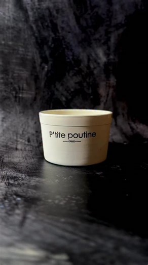 39 comments | POUTINE MAISON 燎 La poutine, c’est clairement mon plus grand plaisir (zéro) coupable! Et j’adoooore les poutines maison; frites croustillantes, sauce bien goûtue, et surtout, extra-fromage frais du jour comme celui de la @fromagerievictoria ! La vraie question: comment aimes-tu ta poutine? 﫣 | Bouffe & Bagages | Facebook