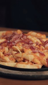 ¿Listo para una lluvia de sabor? Así es como en Ribs llevamos nuestras Cheese Bacon Fries al siguiente nivel. 😍🥓🧀 | RIBS - True American Barbecue