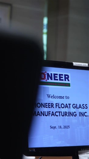 PANOORIN: Nagsagawa ng factory visit sina DTI Secretary Cris A. Roque at Fair Trade Group OIC Regino D. Mallari Jr., kasama ang DTI–Bureau of Philippine Standards (BPS), sa planta ng Pioneer Float Glass Manufacturing, Inc. sa Pasig City. Layunin ng pagbisita na tiyakin ang kalidad ng mga produktong salamin at ang pagsunod ng mga ito sa itinakdang pamantayan para sa kaligtasan ng publiko. #DTIPhilippines #DTIBPS #DTIBagongPilipinas | DTI Philippines